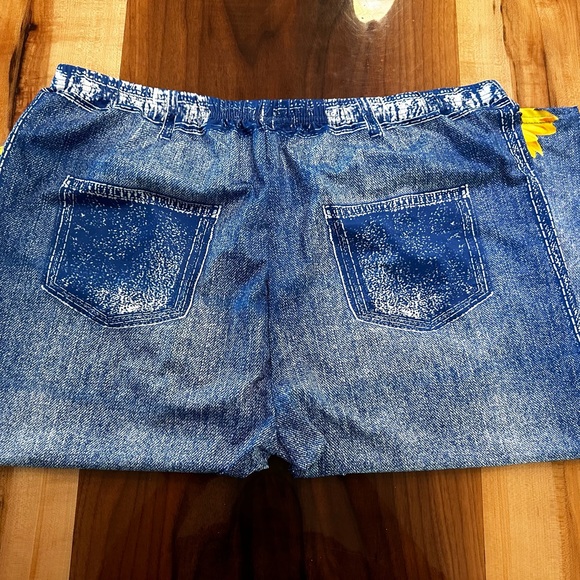 Women Plus Lightweight Crop Pants - Picture 3 of 3